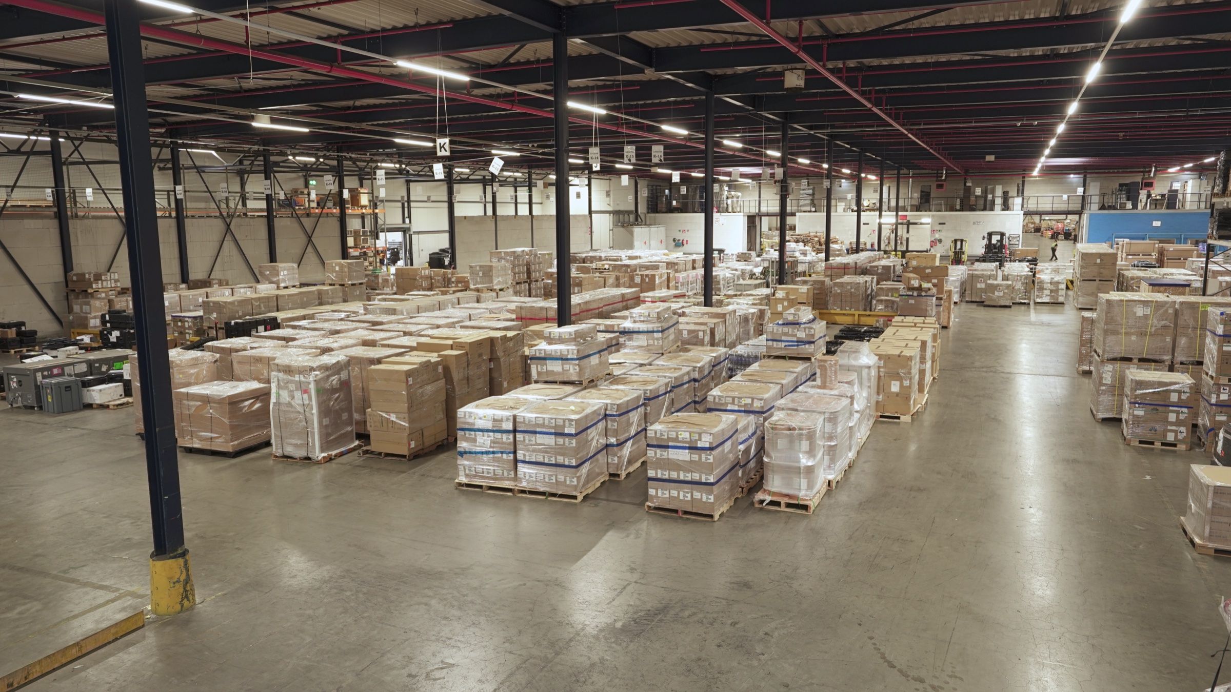 Overzicht van ons warehouse met rijen ingepakte pallets