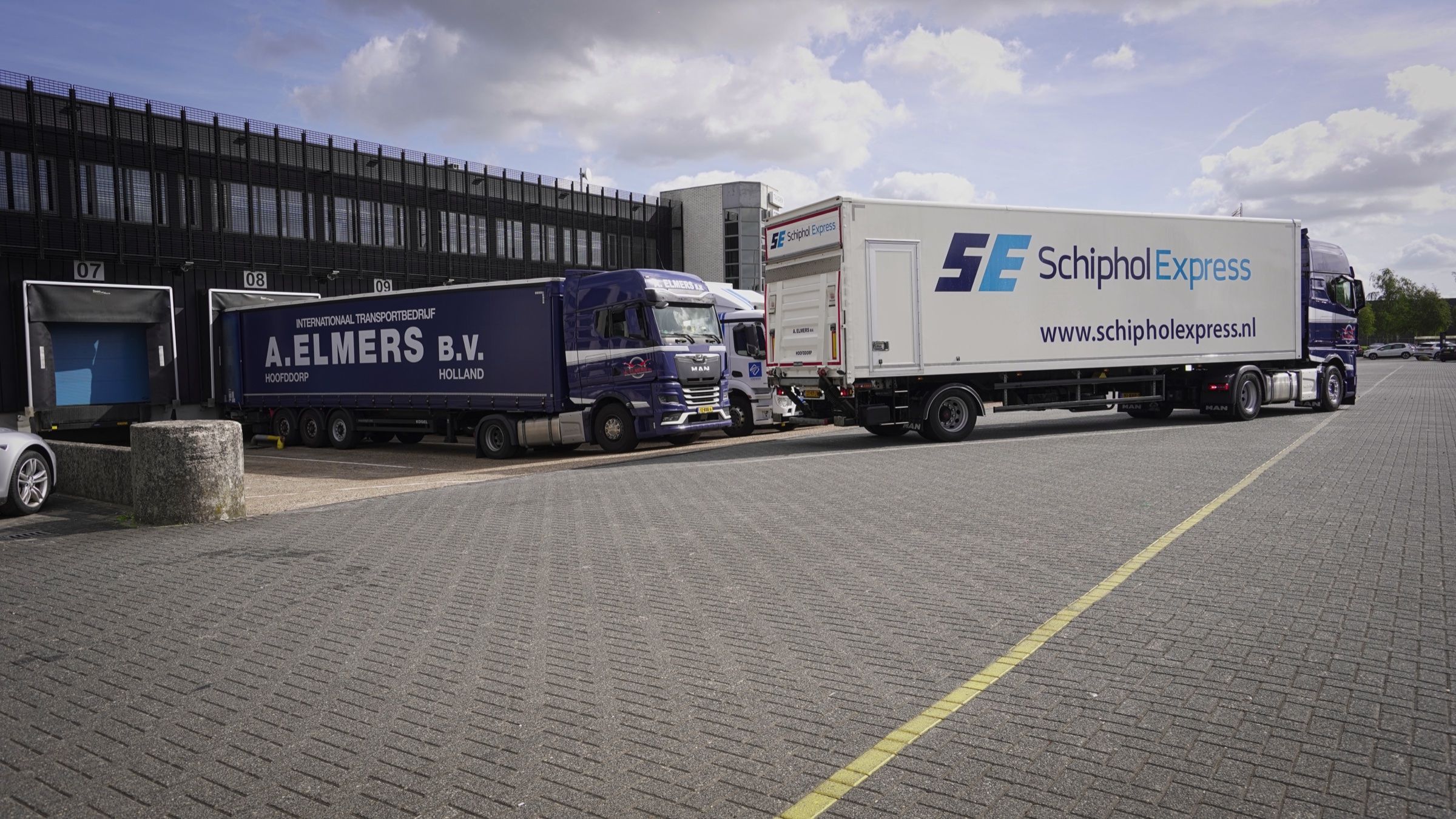 Vrachtwagens van Schiphol Express en Elmers bij de laaddocks van ons warehouse